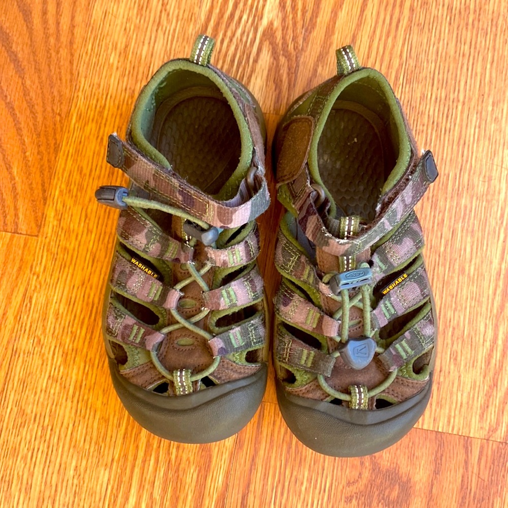 Boys KEEN Waterproof Sandals Green Camo Size 12